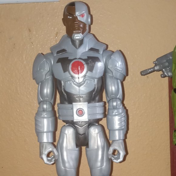DC Comics 12 in Cyborg Action Figure - Picture 2 of 6